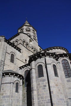 Orcival basilique village