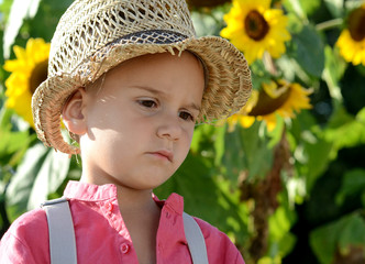 Junge unter Sonnenblumen