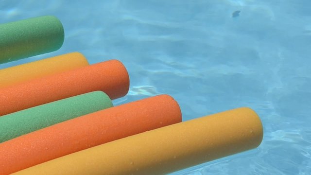 Frites d'aquagym &agrave; la surface de l'eau