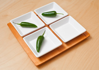 Grüne Jalapenos in weißen Schalen