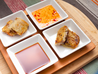 Frittierte Frühlingsrollen mit Dip
