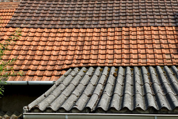 Alte marode Ziegeldächer