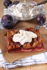 pflaumenkuchen mit zimtsahne