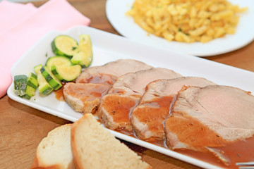 Braten, geschnitten
