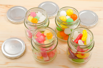 瓶に入ったカラフルな甘いお菓子