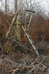 Gut getarnter Hochsitz