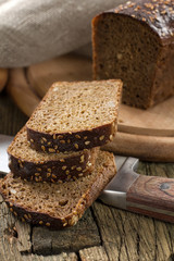 Fototapeta na wymiar Czarny chleb z nasion sezamu
