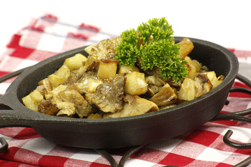Poêlée de pommes de terre sautées au cèpes
