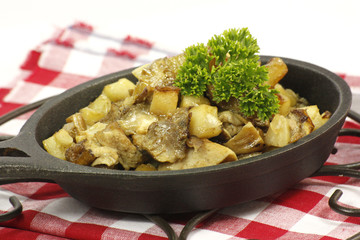 Poêlée de pommes de terre sautées au cèpes