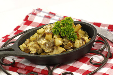 Poêlée de pommes de terre sautées au cèpes