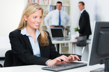 junge blonde businessfrau