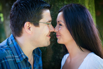 gl&uuml;ckliches paar nase an nase