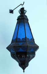 Naklejka premium niebieska marokańska lampa