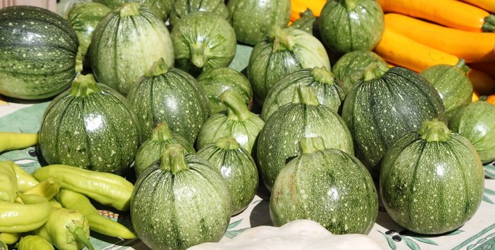 Courgettes sph&eacute;riques au march&eacute;