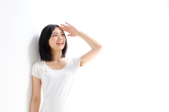 太陽の光を浴びる女性