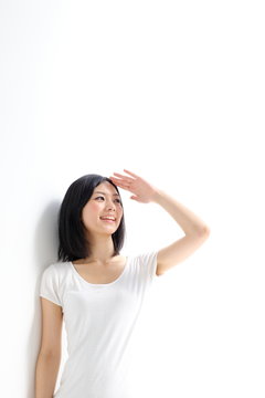 太陽の光を浴びる女性