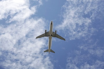 Fototapeta na wymiar Samolot lecący nad autostradą