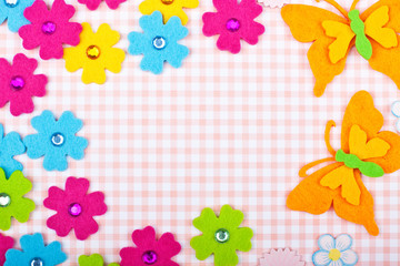 Karte mit Blumen und Schmetterlingen