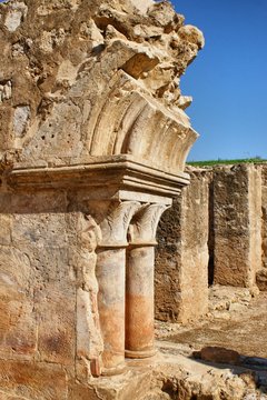 Ruínas do claustro do Mosteiro de Santa Clara-a-Velha