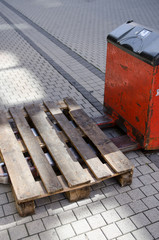 Elektrischer Handhubwagen mit Europalette