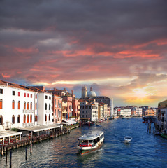 Fototapeta na wymiar Grand Canal z autobusu miejskiego na rzece w Wenecja, Włochy