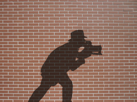 ombre de photographe sur briques rouges