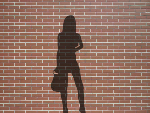 ombre de prostituée sur briques rouges