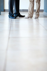 Fototapeta na wymiar przedsiębiorców stojących na podłodze biura