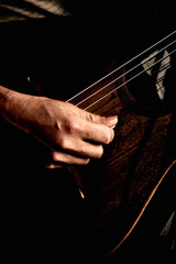 Tocando la guitarra