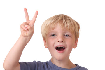 Junge zeigt das Victory Zeichen