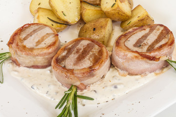 Grilled steak wrapped in bacon, with grilled vegetables, mashed