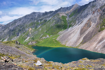 Fototapeta na wymiar Mała tęcza nad górskie jezioro