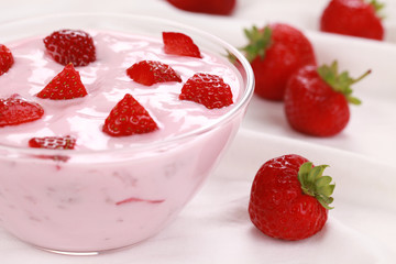 Joghurt mit Erdbeeren