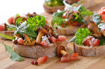 Canapes mit gebratenen Pfifferlingen und Rucolasalat