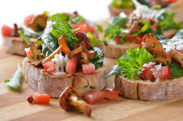 Fingerfood mit Pfifferlingen und Rucola-Tomaten-Salat