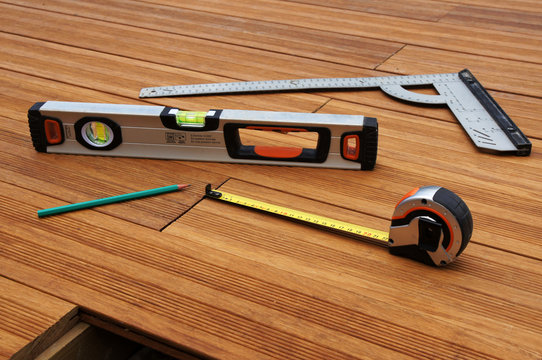 outils de mesure sur terrasse en bois 4