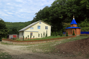Здание с часовенкой у конной фермы в местечке Пляхо