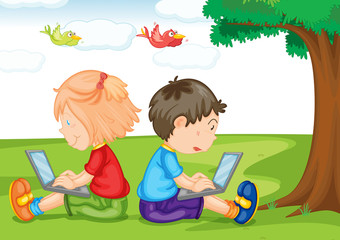 enfants avec ordinateur portable sous un arbre