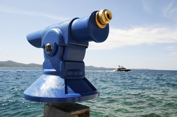 Fernrohr am Meer mit Yacht