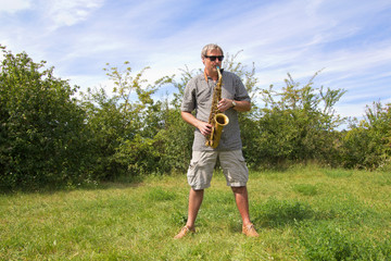 Mann mit Saxophon in Natur