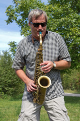 Mann mit Saxophon in Natur