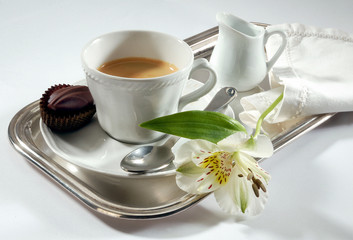 colazione vassoio caffe latte fiore