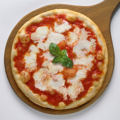 Pizza margherita intera su pala di legno