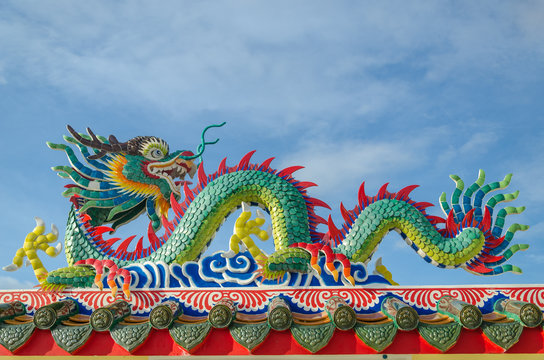 Fototapeta Chinese dragon on the roof