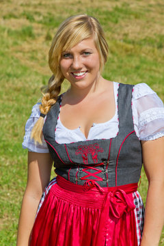 Junge Frau im Dirndl