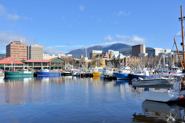 Fototapeta na wymiar Widok z portu w Hobart w jasny zimowy dzień