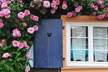 Fototapeta na wymiar Romantyczny okno