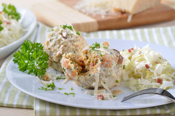 Südtiroler Speckknödel mit Parmesan und Krautsalat