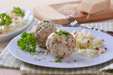 Südtiroler Speckknödel mit Parmesan und Krautsalat