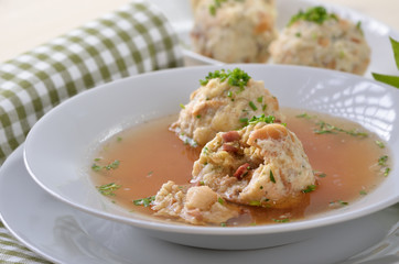 Südtiroler Speckknödelsuppe